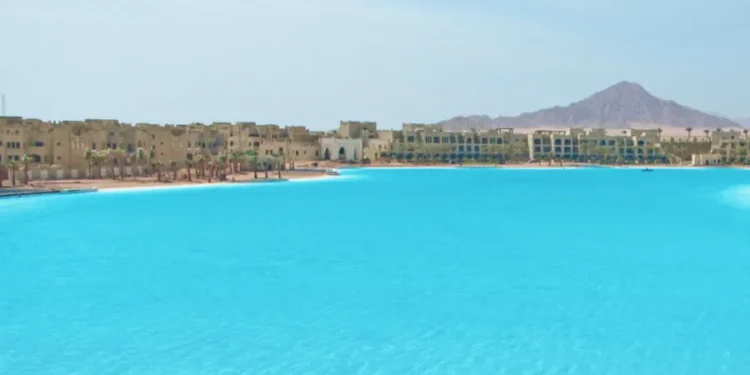 Maior piscina do mundo é tão grande que leva 22 dias para ficar totalmente cheia
