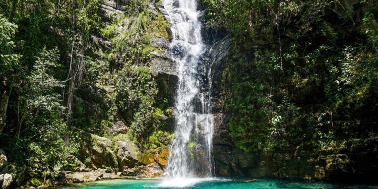 Maior cachoeira do mundo tem quase 1 km de altura e não fica tão longe para brasileiros visitarem