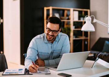 Vivo oferece vagas home office com salários de R$ 4 mil para atender região que todo brasileiro já sonhou morar