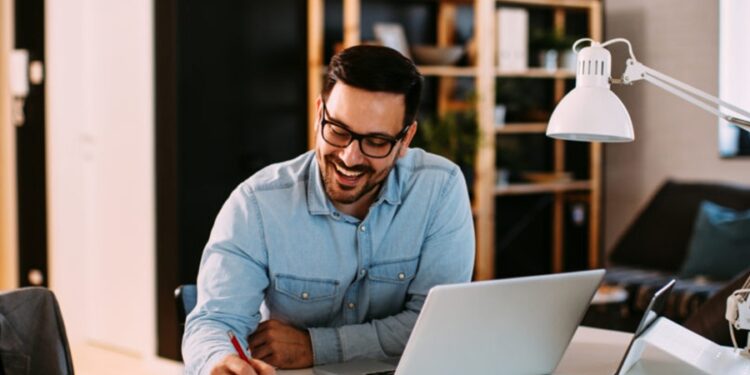 Vivo oferece vagas home office com salários de R$ 4 mil para atender região que todo brasileiro já sonhou morar