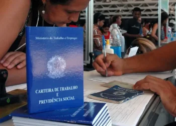 Trabalhadores que completaram 1 ano podem realizar saque de R$ 2.424