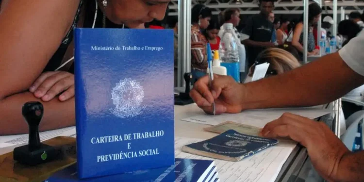Trabalhadores que completaram 1 ano podem realizar saque de R$ 2.424