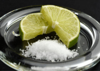 Para que serve a mistura recomendada de limão e sal?