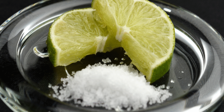 Para que serve a mistura recomendada de limão e sal?