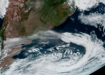 Novo ciclone assustador com ventos de 200km/h é registrado e leva nuvem de poeira até Buenos Aires