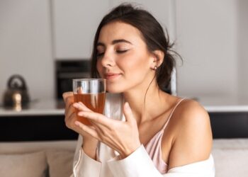 Especialistas recomendam que humanos consumam 2 litros de solvente universal por dia