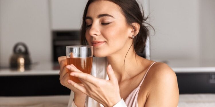 Especialistas recomendam que humanos consumam 2 litros de solvente universal por dia