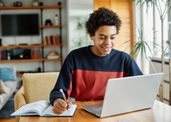 Aprenda inglês ou espanhol de graça sem sair de casa: Acesse a plataforma do MEC Aprenda Mais