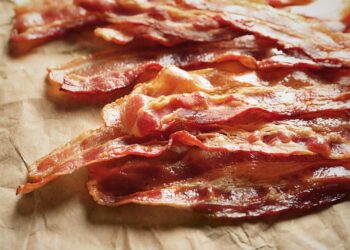 Supermercados alertam clientes para que não consumam bacon por risco de conter vidro