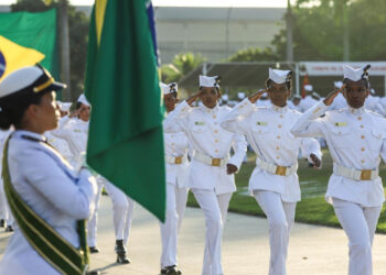 Produto que virou febre para lavar roupas brancas está sendo usado até pela Marinha do Brasil