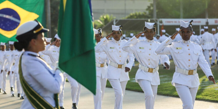 Produto que virou febre para lavar roupas brancas está sendo usado até pela Marinha do Brasil