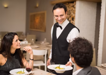 O que representa quando uma pessoa ajuda a recolher os pratos da mesa, segundo psicólogos