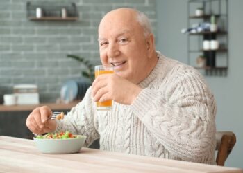 Neurologista revela o alimento que pessoas com 65 anos ou mais devem evitar permanentemente