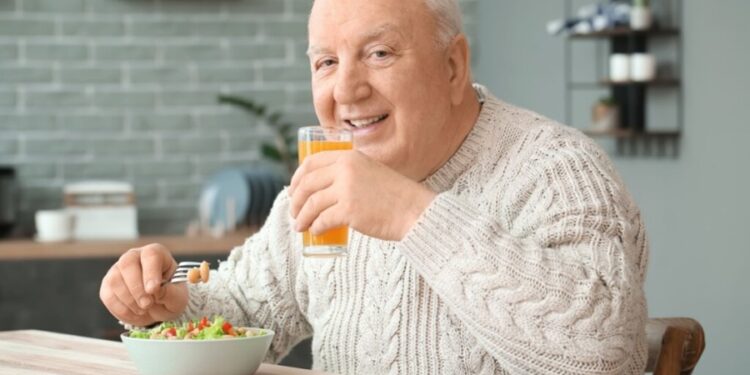 Neurologista revela o alimento que pessoas com 65 anos ou mais devem evitar permanentemente