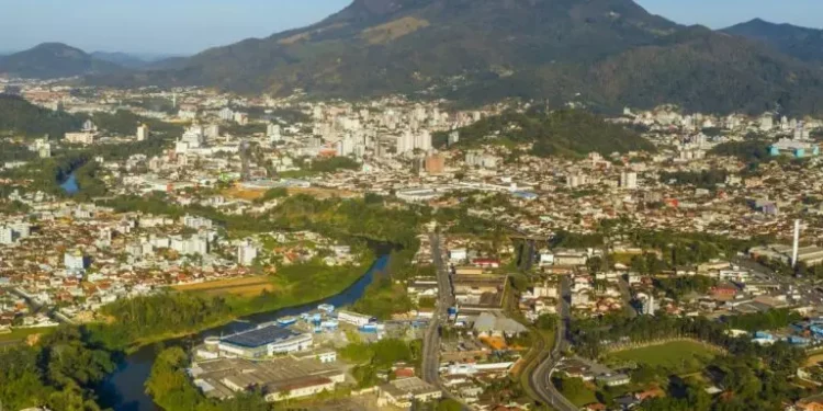 Bilionários trocam a badalação de Balneário Camboriú por cidade do interior catarinense