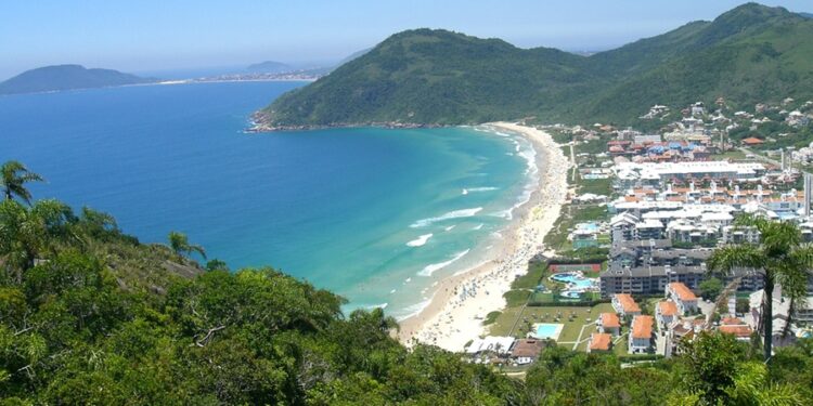Destino brasileiro vence lugares badalados de Cuba e Espanha como a melhor praia urbana do mundo