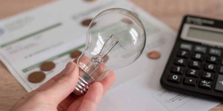 5 aparelhos que pesam a conta de luz e você segue deixando na tomada