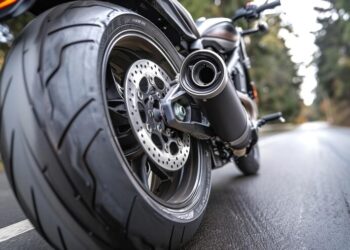 Moto revolucionária com painéis solares embutidos promete fazer a própria recarga