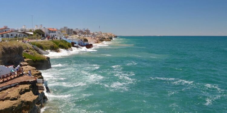 ‘Caribe argentino’ une praia turquesa de águas quentes a um vilarejo com apenas 70 habitantes