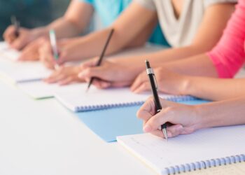 Melhores concursos públicos com editais abertos para ganhar acima da média e morar na praia