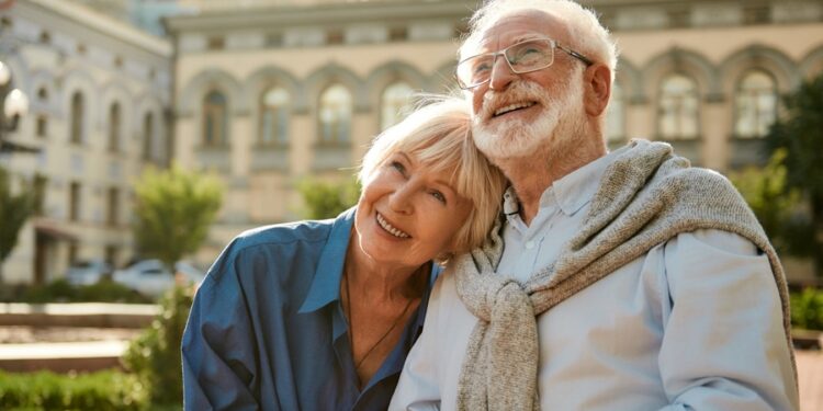 Idosos precisam ter apenas 1 documento em mãos para viajar de graça no Brasil