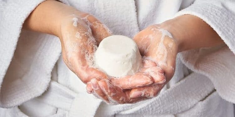 Anvisa proíbe sabonete usado por muitos brasileiros no dia a dia