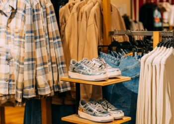 Marca de roupas famosa comunicou o fechamento de 31 lojas e 138 funcionários demitidos