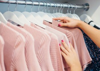 Nova tendência aposenta os cabides e permite aproveitar melhor o espaço no guarda-roupa