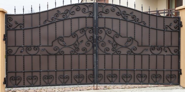 Nova tendência mais segura e estilosa promete aposentar portões de grades ​​na fachada das casas