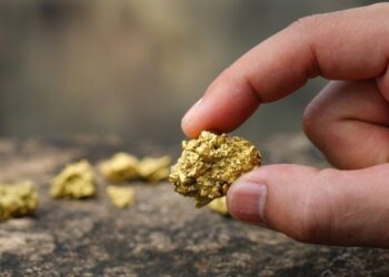 Montanha com R$ 500 bilhões em ouro gera tumulto para iniciar a retirada