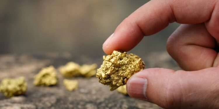 Montanha com R$ 500 bilhões em ouro gera tumulto para iniciar a retirada