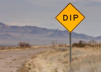 Qual o significado da placa de trânsito amarela com “DIP” escrito no meio