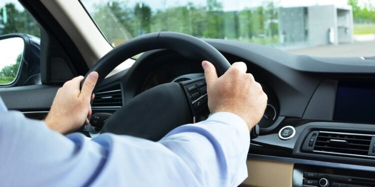 Novo carro espaçoso com sofá e geladeira vira sonho de consumo para entregadores