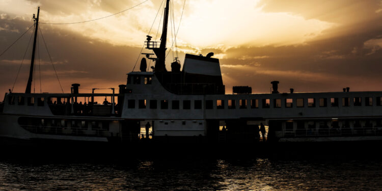 Militares dos EUA matam uma pessoa em operação no Oceano Pacífico