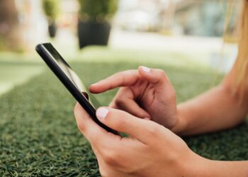 Banco queridinho dos brasileiros oferece plano de celular com oção de investimento que rende 120% do CDI