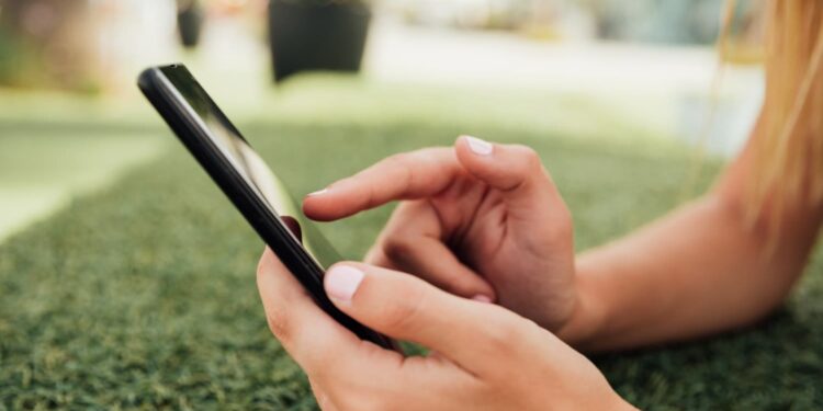 Banco queridinho dos brasileiros oferece plano de celular com oção de investimento que rende 120% do CDI