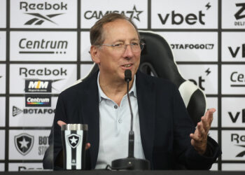 John Textor faz oferta para comprar time brasileiro
