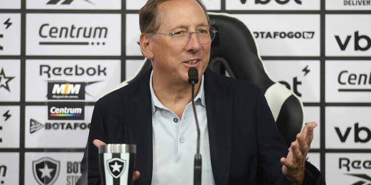 John Textor faz oferta para comprar time brasileiro