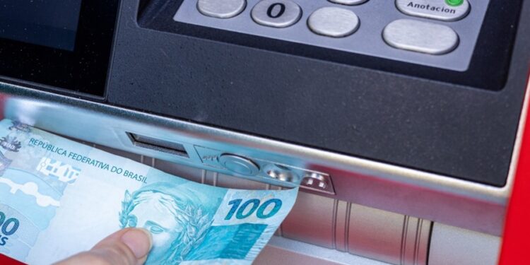 Receita Federal começará investigar todos os saques feitos em caixas eletrônicos acima desse valor em outro país