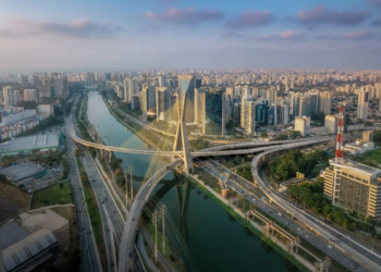 Melhor cidade do mundo durante a noite fica no Brasil e supera destinos badalados como Paris e Nova York