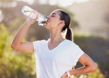 Mito ou Verdade? Por que beber água gelada pode, na verdade, aumentar sua sensação de calor