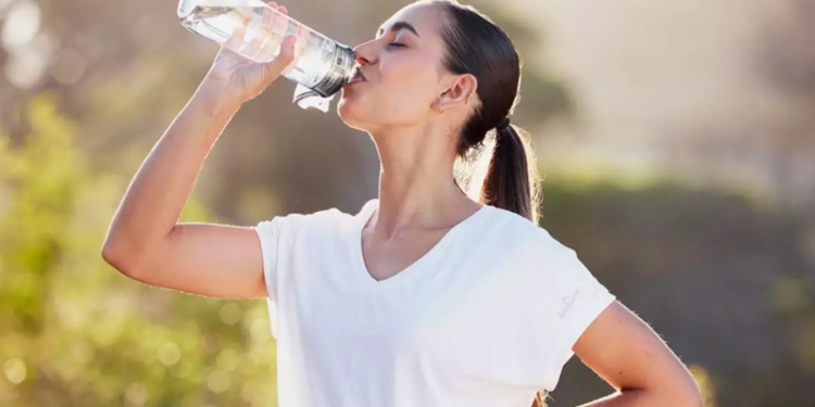 Mito ou Verdade? Por que beber água gelada pode, na verdade, aumentar sua sensação de calor