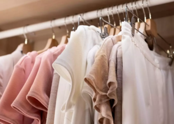 Adeus, guarda-roupa: Nova tendência mais prática e barata promete dominar o Brasil