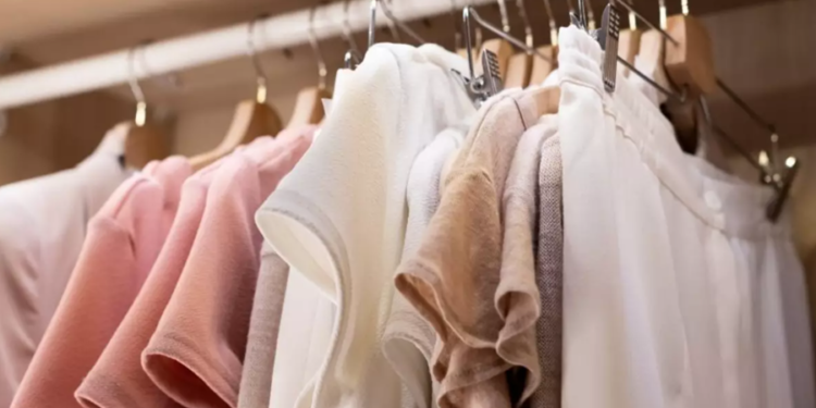 Adeus, guarda-roupa: Nova tendência mais prática e barata promete dominar o Brasil
