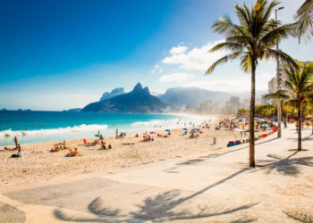 Praia brasileira com o maior jardim à beira-mar do mundo deixa idosos com vontade de morar ali para sempre