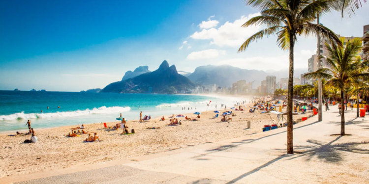 Praia brasileira com o maior jardim à beira-mar do mundo deixa idosos com vontade de morar ali para sempre