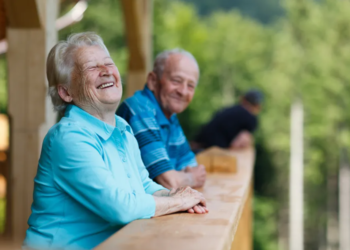 Idosos agora podem solicitar gratuidade de conta que costuma pesar no bolso todos os meses