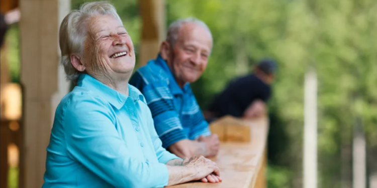 Idosos agora podem solicitar gratuidade de conta que costuma pesar no bolso todos os meses