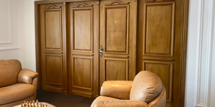 O truque das lojas de construção para evitar que portas de madeira estraguem com água