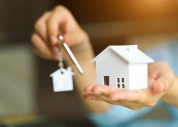 Casal de brasileiros descobre jeito de comprar casa por 1 euro e realiza o sonho de morar na Europa